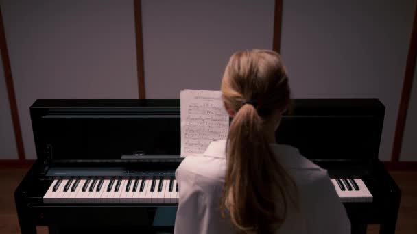 Жінка Чуттєво Грає Піаніно Ззаду — стокове відео