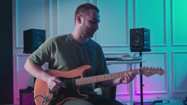 Чоловік Грає Гітарі Професійній Музичній Студії Чоловік Грає Музичному Інструменті — стокове відео