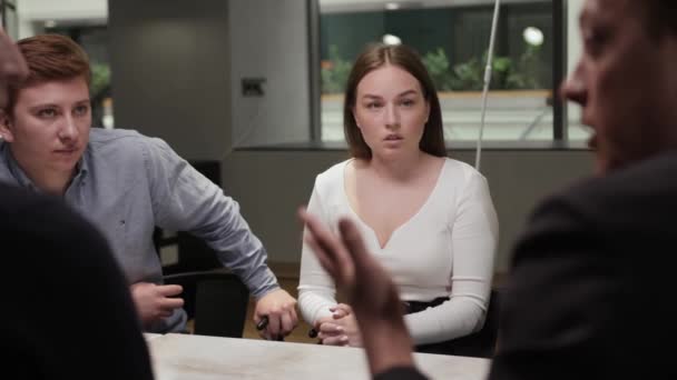 Чоловік Жінка Співробітники Фінансового Департаменту Слухають Свого Начальника Разом Колегами — стокове відео