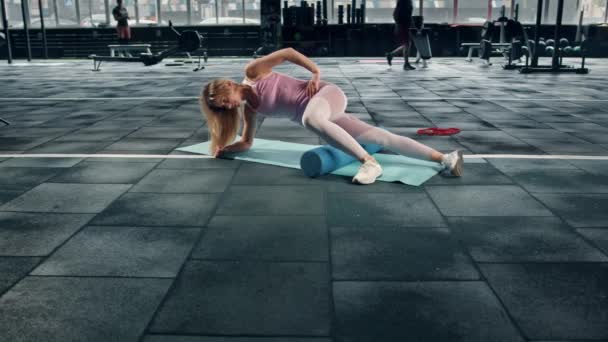 Flexible Girl Athlete Does Stretch Karemat — Stockvideo