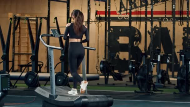 Woman Athlete Athlete Engaged Cardio Training Treadmill Thin Sports Girl — Stockvideo