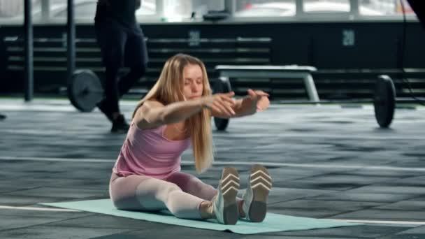 Flexible Girl Athlete Does Back Stretch Karemat — Video Stock