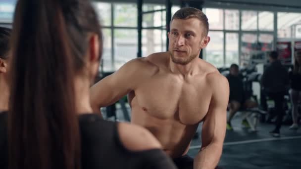 Bodybuilder Communicates Beautiful Female Athletes Gym Flirts Them — Stock videók