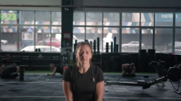 Νεαρή Αθλήτρια Προπονείται Κέτλμπελ Στο Γυμναστήριο Κάθεται Κέτλμπελ — Αρχείο Βίντεο