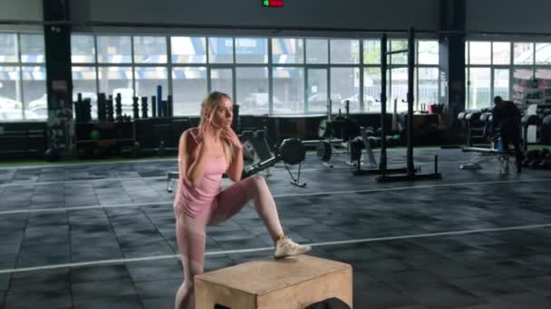 Young Female Athlete Trains Jumping Apple Box Gym Training Legs — Stockvideo