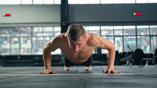 Young Male Athlete Trains Gym Push Ups Floor Crossfit Endurance — Stockvideo