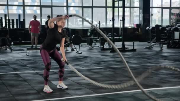 Νεαρή Αθλήτρια Προπονείται Στο Γυμναστήριο Σχοινιά Crossfit Αντοχή — Αρχείο Βίντεο