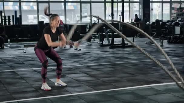 Young Female Athlete Trains Gym Ropes Crossfit Endurance — Stockvideo
