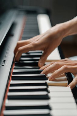 Rafine kadın piyanist ince parmaklarıyla piyano çalar, müzik aleti çalar.