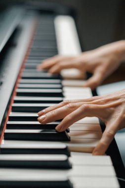 Rafine kadın piyanist ince parmaklarıyla piyano çalar, müzik aleti çalar.