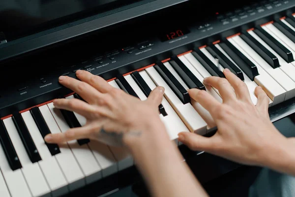 Mulher Refinada Pianista Toca Piano Com Dedos Finos Toca Instrumento — Fotografia de Stock
