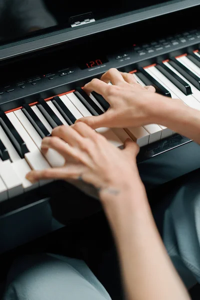 Mulher Refinada Pianista Toca Piano Com Dedos Finos Toca Instrumento — Fotografia de Stock