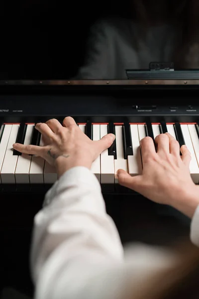 Verfijnde Vrouw Pianist Speelt Piano Met Dunne Vingers Speelt Een — Stockfoto