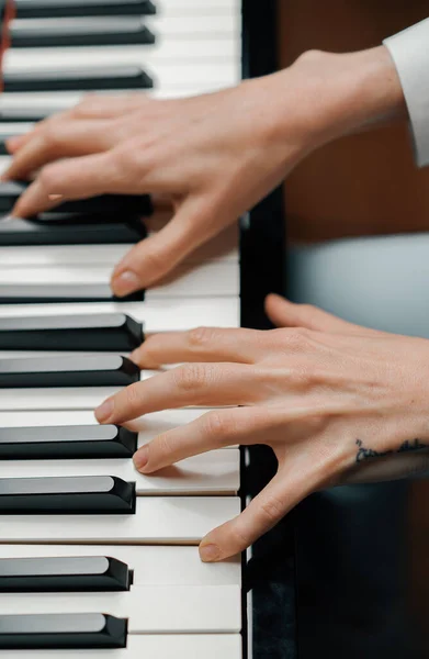 Bovenaanzicht Verfijnde Vrouwelijke Pianist Speelt Piano Met Dunne Vingers Bespeelt — Stockfoto