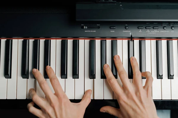 Bovenaanzicht Verfijnde Vrouwelijke Pianist Speelt Piano Met Dunne Vingers Bespeelt — Stockfoto