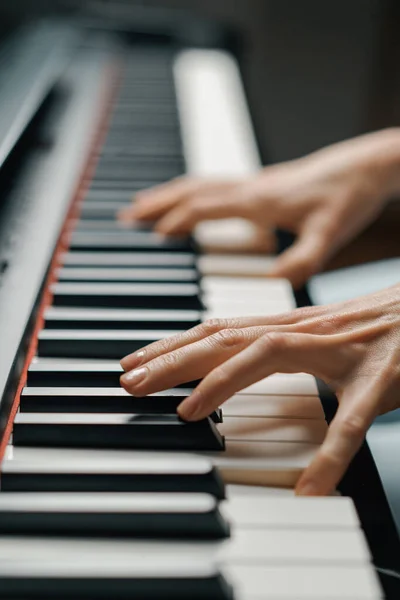 Verfijnde Vrouw Pianist Speelt Piano Met Dunne Vingers Speelt Een — Stockfoto