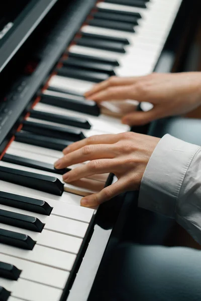 Verfijnde Vrouw Pianist Speelt Piano Met Dunne Vingers Speelt Een — Stockfoto