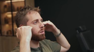 Barbershop: male client tells what haircut he wants