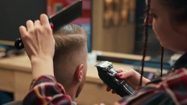 Barbershop Woman Barber Cuts Client Man Hair — ストック動画
