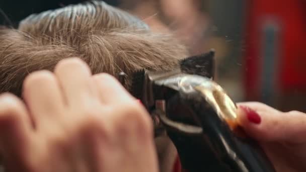 Barbershop Woman Barber Cuts Client Man Hair — Stockvideo