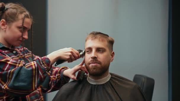 Barbershop Woman Barber Cuts Client Man Hair — Stock videók