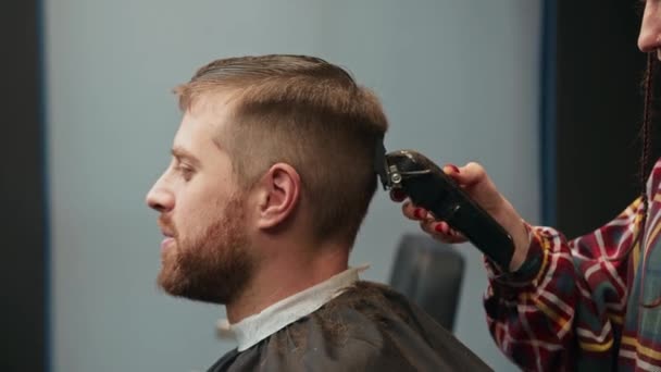 Barbershop Woman Barber Cuts Client Man Hair — Stock videók