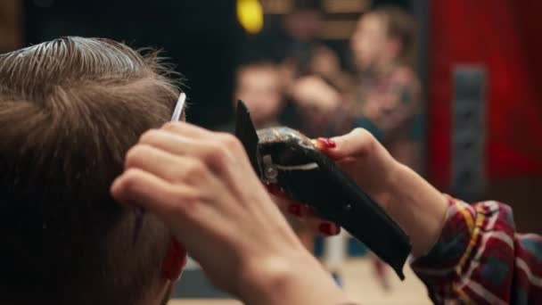 Barbershop Woman Barber Cuts Client Man Hair — Vídeos de Stock