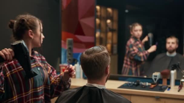 Barbershop Woman Barber Blow Dries Men Hair — Stock videók