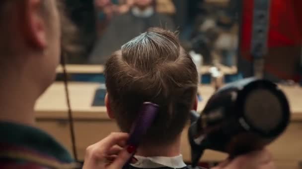 Barbershop Woman Barber Cuts Client Man Hair — Vídeo de Stock