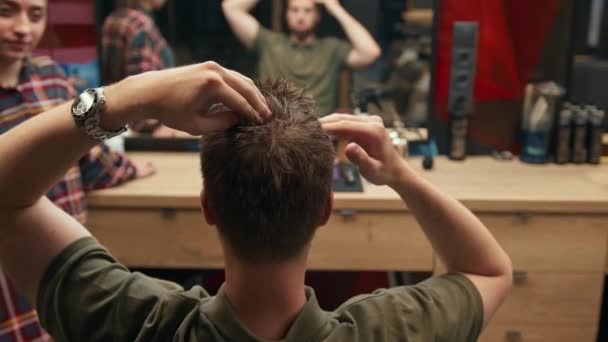 Barbershop Male Client Tells What Haircut Wants — Vídeo de Stock