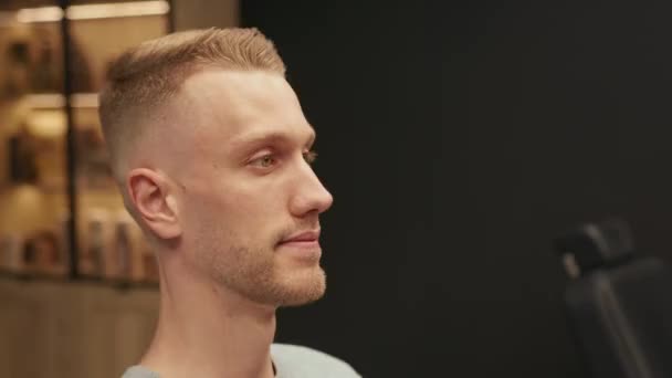 Barbershop Man Looking His Haircut Cutting Hair Beard — Stockvideo
