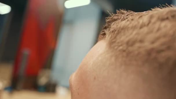 Barbershop Man Looking His Haircut Cutting Hair Beard — Stock videók
