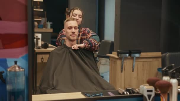 Barbershop Woman Barber Shows Haircut Man Client Result Work — Vídeo de stock