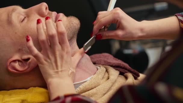 Barbershop Woman Barber Shaves Man Using Straight Razor — Stock videók