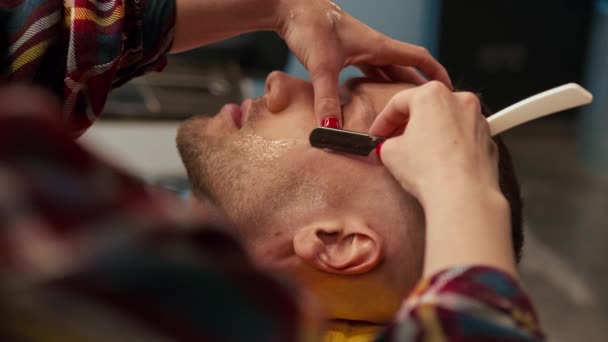 Barbershop Woman Barber Shaves Man Using Straight Razor — ストック動画
