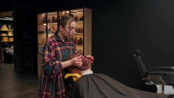 Barbershop Woman Barber Wraps Man Face Towel Haircut — Stock videók