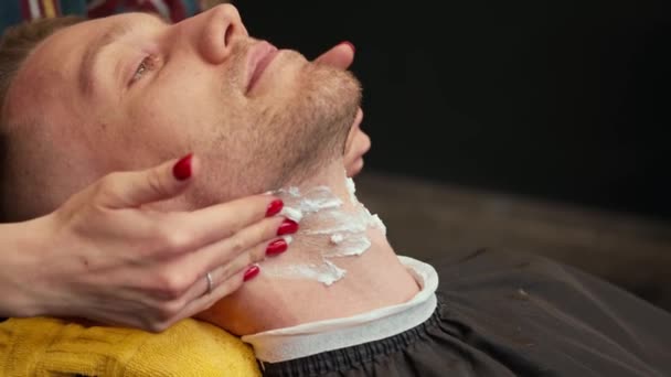 Barbershop Female Hairdresser Uses Beard Cream While Trimming Beard — Stock videók