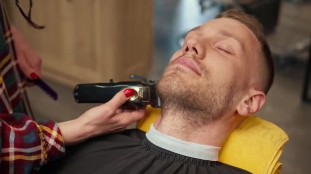 Barbershop Woman Hairdresser Cuts Man Beard Razor — Stock videók