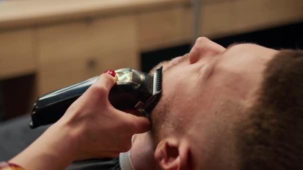 Barbershop Woman Hairdresser Cuts Man Beard Razor — Stock videók