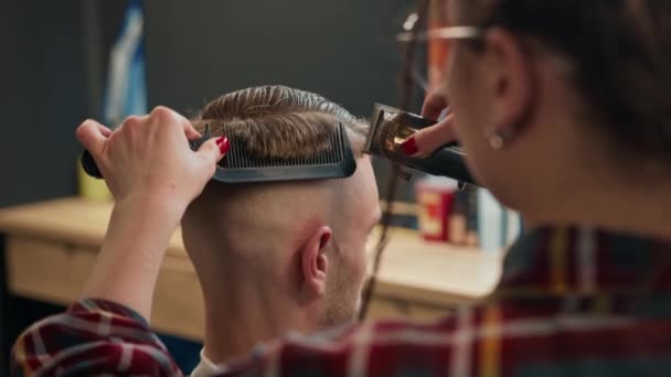 Barbershop Woman Hairdresser Cuts Man Hair Razor — Stock video
