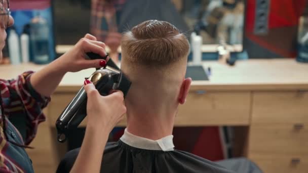 Barbershop Woman Hairdresser Cuts Man Hair Razor — Stock videók