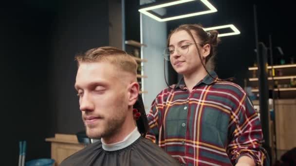 Barbershop Woman Hairdresser Cuts Man Hair Razor — Stok video