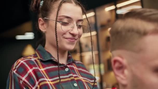 Barbershop Girl Hairdresser Smiles While Cutting Man Hair Razor — Stock videók