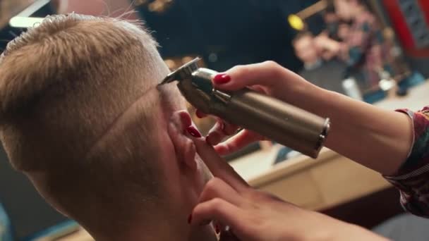 Barbershop Woman Hairdresser Cuts Man Hair Razor — Vídeo de Stock