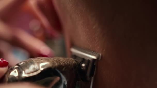 Barbershop Woman Hairdresser Cuts Man Hair Razor — Vídeo de stock