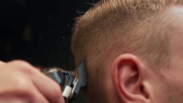 Barbershop Woman Hairdresser Cuts Man Hair Razor — Stok Video