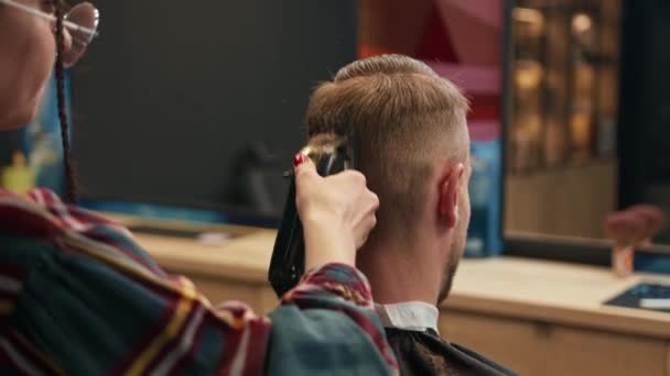 Barbershop Woman Hairdresser Cuts Man Hair Razor — ストック動画