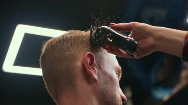 Barbershop Woman Hairdresser Cuts Man Hair Razor — Stock videók