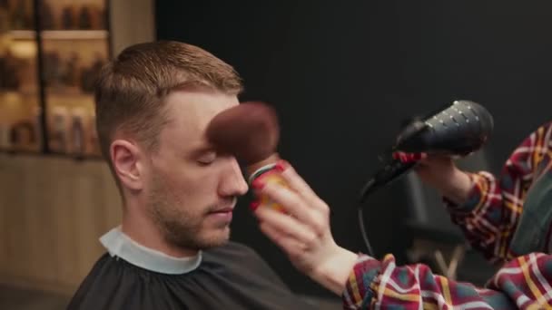 Barbershop Woman Barber Shakes Cut Hair While Cutting Man — Stock videók