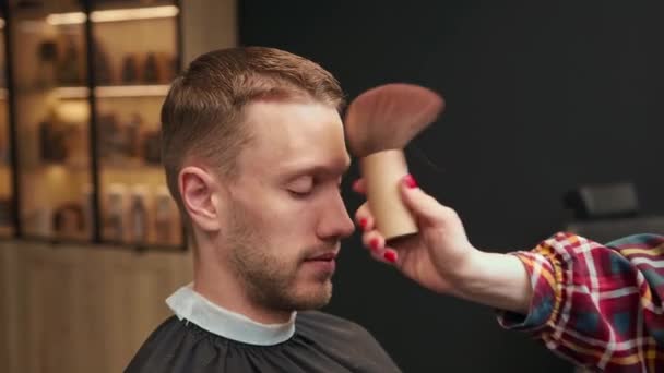 Barbershop Woman Barber Shakes Cut Hair While Cutting Man — Stock videók